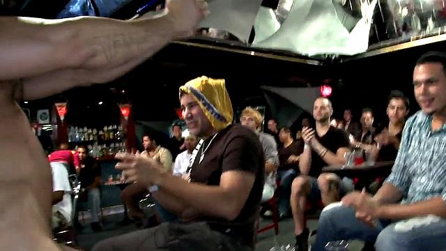 Дерзкий стриптизёр заводит мужиков на гей-вечеринке с минетом