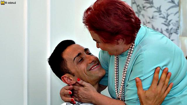 смотри, как зрелая бабуля сосёт и трахается с качком