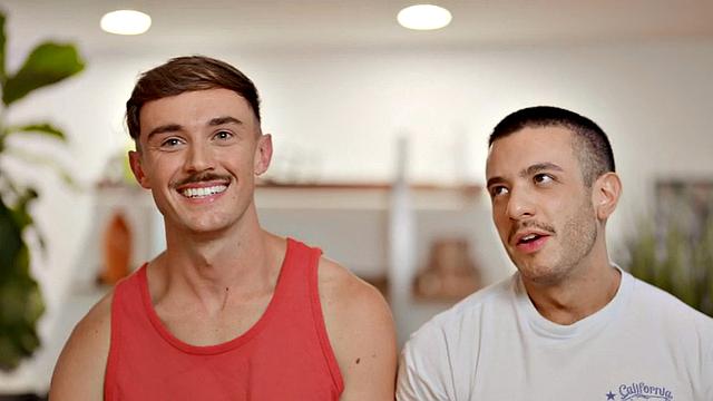 жаркий качок заглатывает член парня до конца