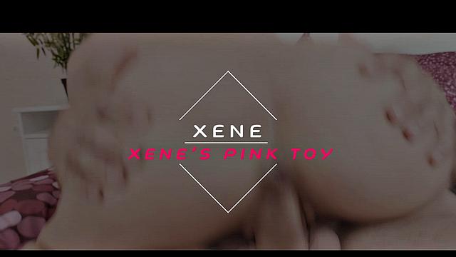 блондинка с кудрями балуется едой и игрушками наедине