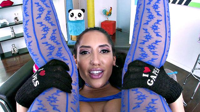 Хлои раздвигает ноги и шутит про тесные дырки