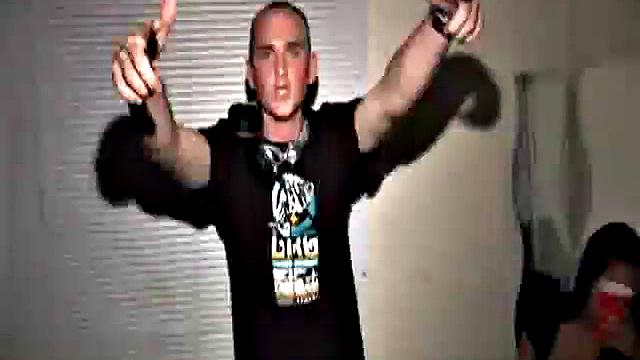 блондинистая студентка прокатилась на члене на глазах у всей тусовки