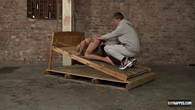 Кэмерон Джеймс и Титус Сноу: популярный твинк трахается в дырку!