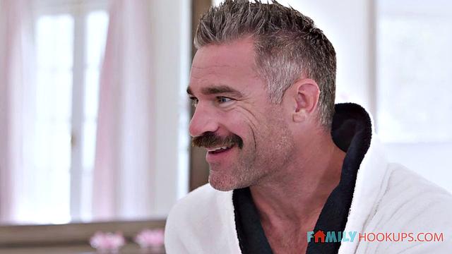 Пэйсли Пейдж ловит отчима на смене трусов и сама нарывается на секс, ну кому не хочется утром "извиниться" по-взрослому?