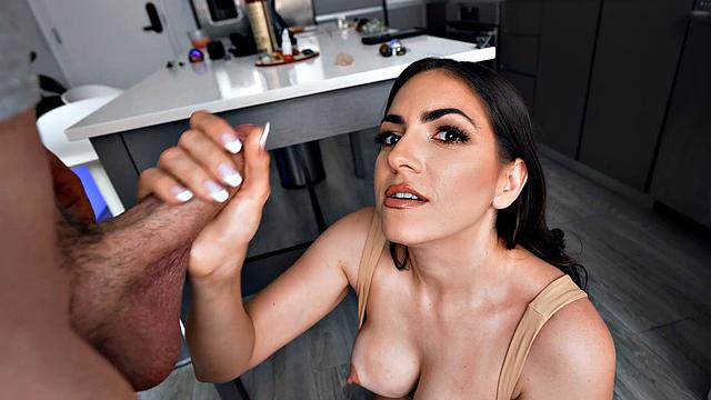 похотливая мачеха отсасывает и ловит сперму на лицо