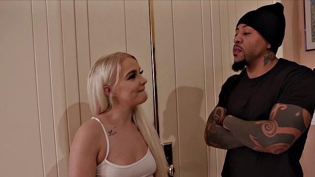 офисная блондинка не выдерживает трёх черных начальников