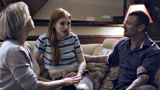 рыжая влетаeт в семейный секс на диване