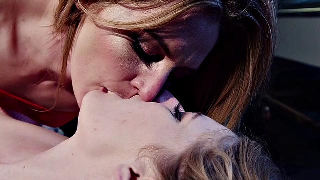 Facesitting domme tied her sub while toying her