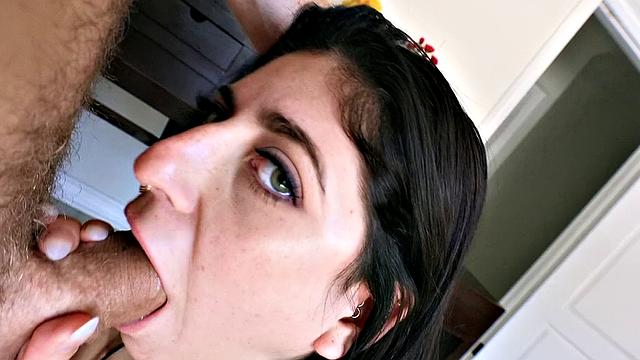 брюнетка соглашается на анал ради платья