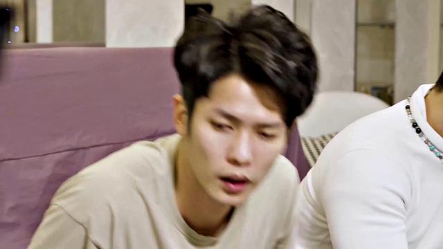 тайваньская массажистка с большими сиськами делает минет клиенту