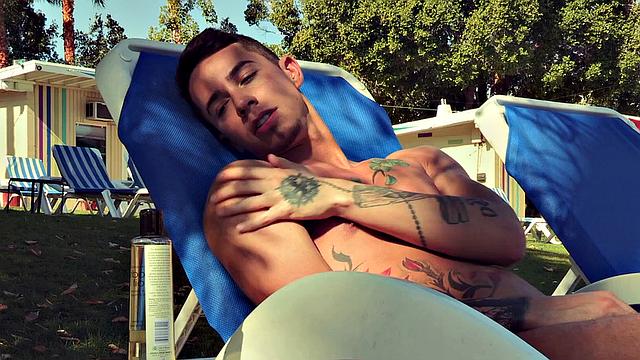 два татуированных качка трахаются без резинки у бассейна