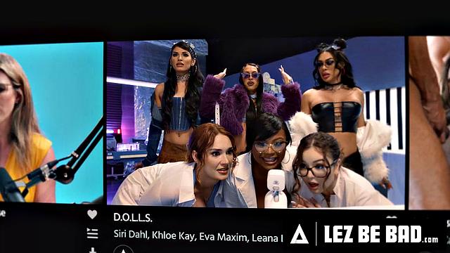 Ameena Green и Scarlette Moon в бикини ласкают друг друга и доводят до струйного оргазма на солнце.