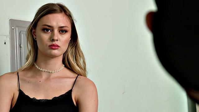 Эмбер присела на хер задира и быстро поставила его на место