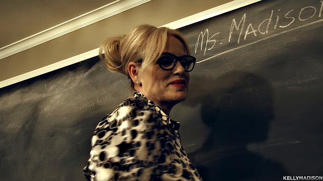 зрелая блондинка в очках дрочит на рабочем столе