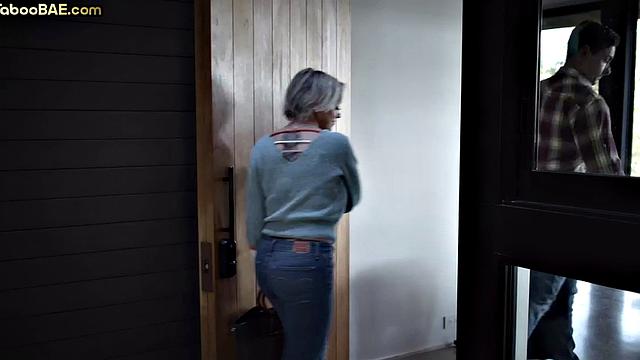 зрелая с большими сиськами делит член в горячем тройничке