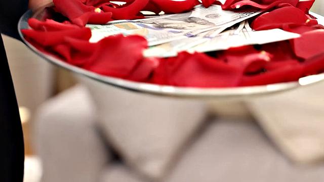 mia trejsi демонстрирует проколотую киску и жестко трахается на диване