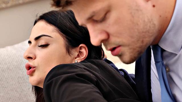 mia trejsi демонстрирует проколотую киску и жестко трахается на диване