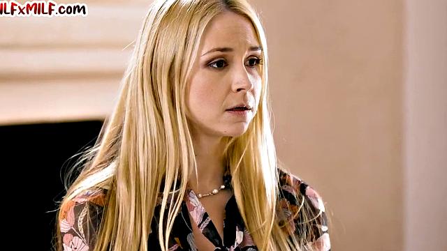 Tribbing cougar facesitting big-titted GF after eating