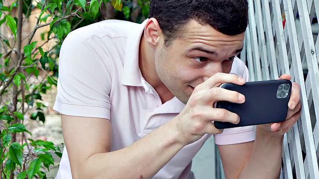 Похотливая мачеха с огромной грудью заводит жаркую тройку у бассейна