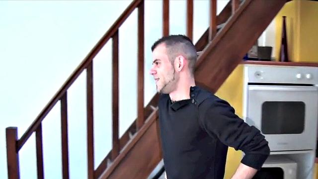 татуированный красавчик в джокстрепе кайфует от домашнего анала