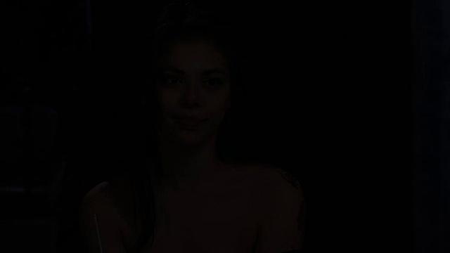 Молодая шлюха подвешена вниз головой и жестко трахается игрушками