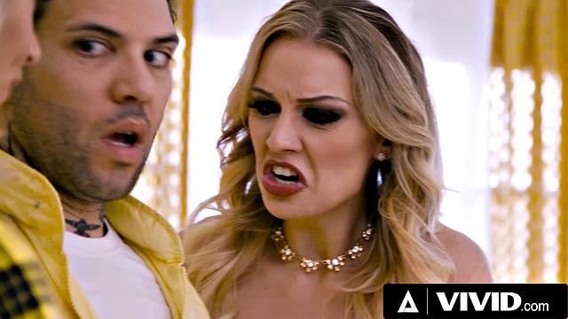 смотри, как кензи тейлор и бриана бэнкс лижут эмму хикс в горячем лесбийском трио