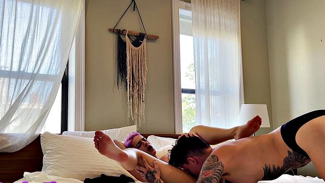 Гендерфлюид в трусиках лижет киску подруге дома