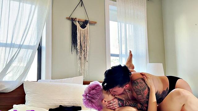 Гендерфлюид в трусиках лижет киску подруге дома