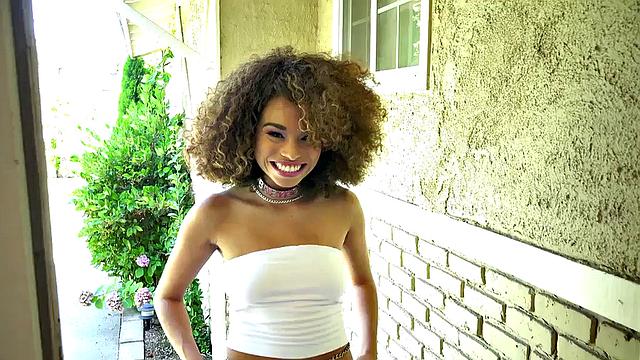 миниатюрная эбони задыхается на члене, а потом вылизывает парню жопу