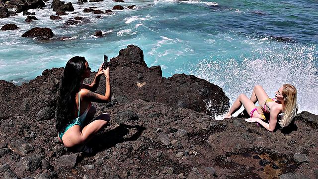 Dulce, Emma: Girls Alone At Home