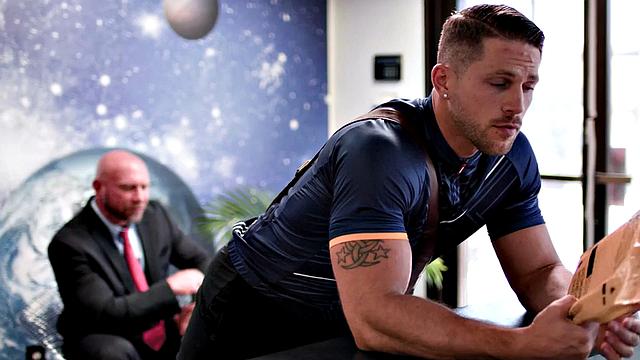 бородатый папик устраивает жёсткую прогулку с качком на публике