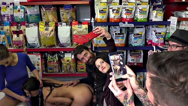 грязная рабыня в жестком трио: глубокий минет и поцелуй в попку