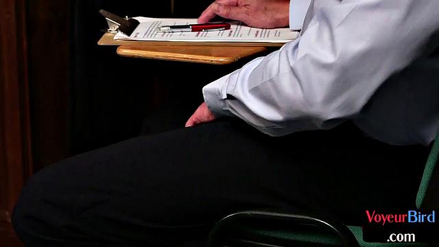 блонди в каблуках дразнит дедка и мастурбирует на глазах