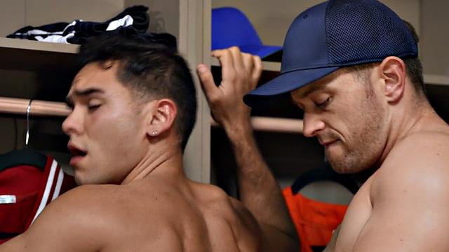 Гей получает жёсткий анальный секс в узкой дырке