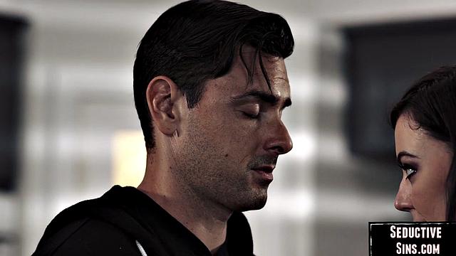 Hairy babe gets pussysmashed