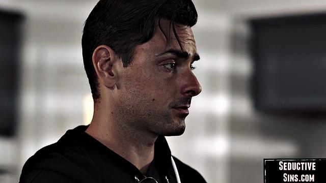 Волосатая зрелая блондинка раздвигает ноги для страстного секса с любовником, кончает от жёсткой ебли.