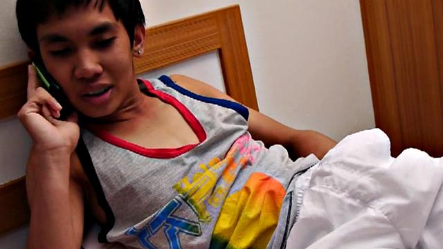 Peeing Asian twink fucked at home by BF in anal sex