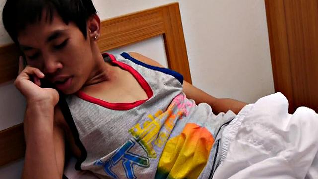 Peeing Asian twink fucked at home by BF in anal sex