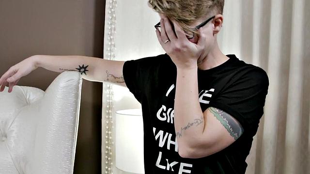 Curvy model pussylicked during erotic photoshoot