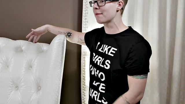 Curvy model pussylicked during erotic photoshoot