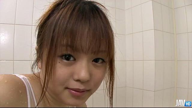 азиатка с мокрыми сосками дрочит в прозрачном боди в душе