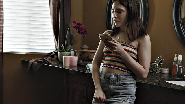 Stepdad fucks bigbooty stepdaughter in wet hole