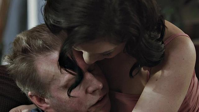 отчим не сдержался и оттрахал взрослую падчерицу с пышной жопой в мокрую киску