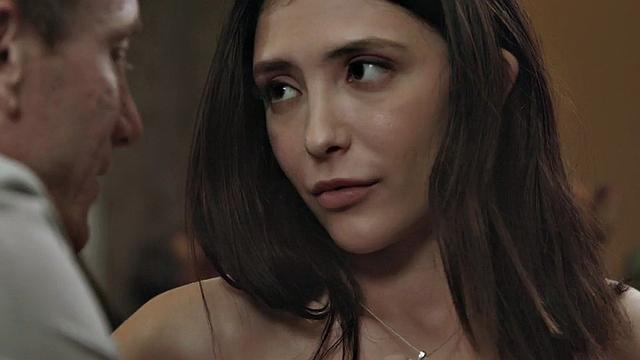 отчим не сдержался и оттрахал взрослую падчерицу с пышной жопой в мокрую киску