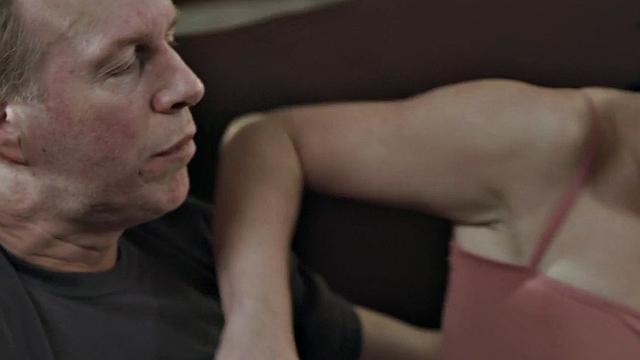 отчим не сдержался и оттрахал взрослую падчерицу с пышной жопой в мокрую киску