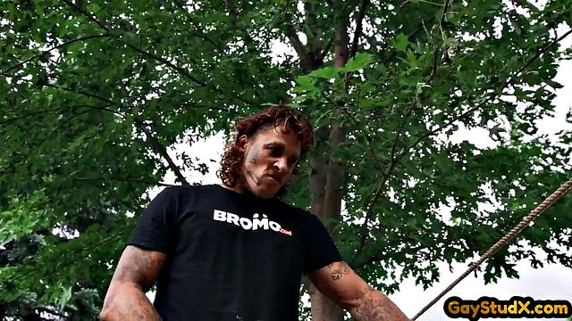 Гей с тату и спортивным телом глубоко берет в рот на природе, потом жестко в попу от любовника.