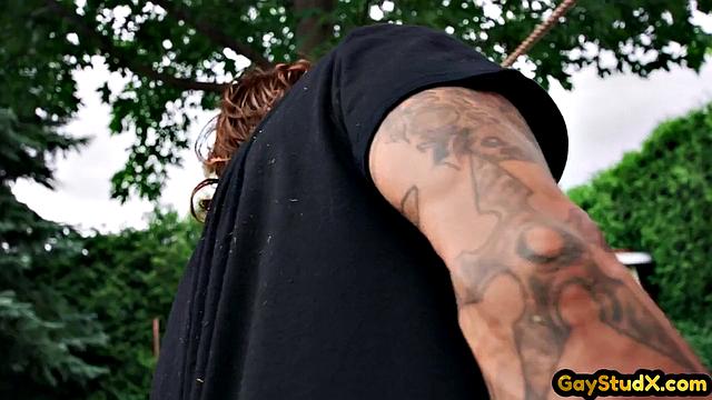 Гей с тату и спортивным телом глубоко берет в рот на природе, потом жестко в попу от любовника.