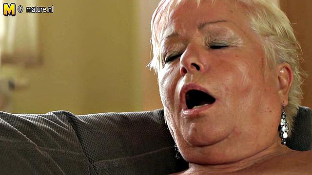 Блондинистая тётя доказывает: диван нужен не для сна