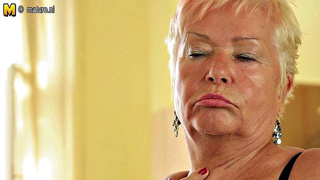 Блондинистая тётя доказывает: диван нужен не для сна