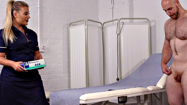 Блондинка milf в белье стягивает крошечный член и грязно разговаривает